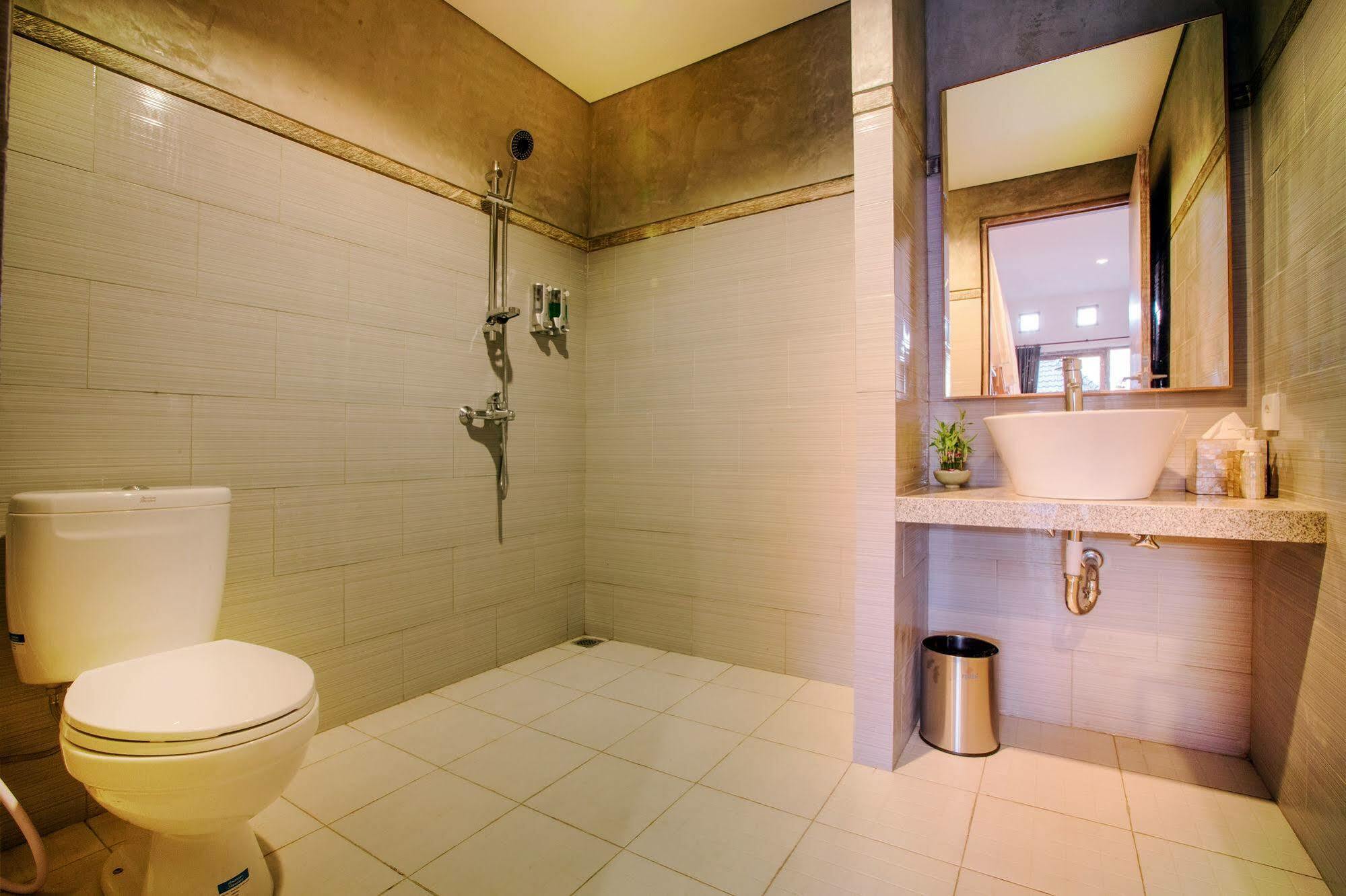 קוטה לומבוק Lokal Bali Hostel מראה חיצוני תמונה