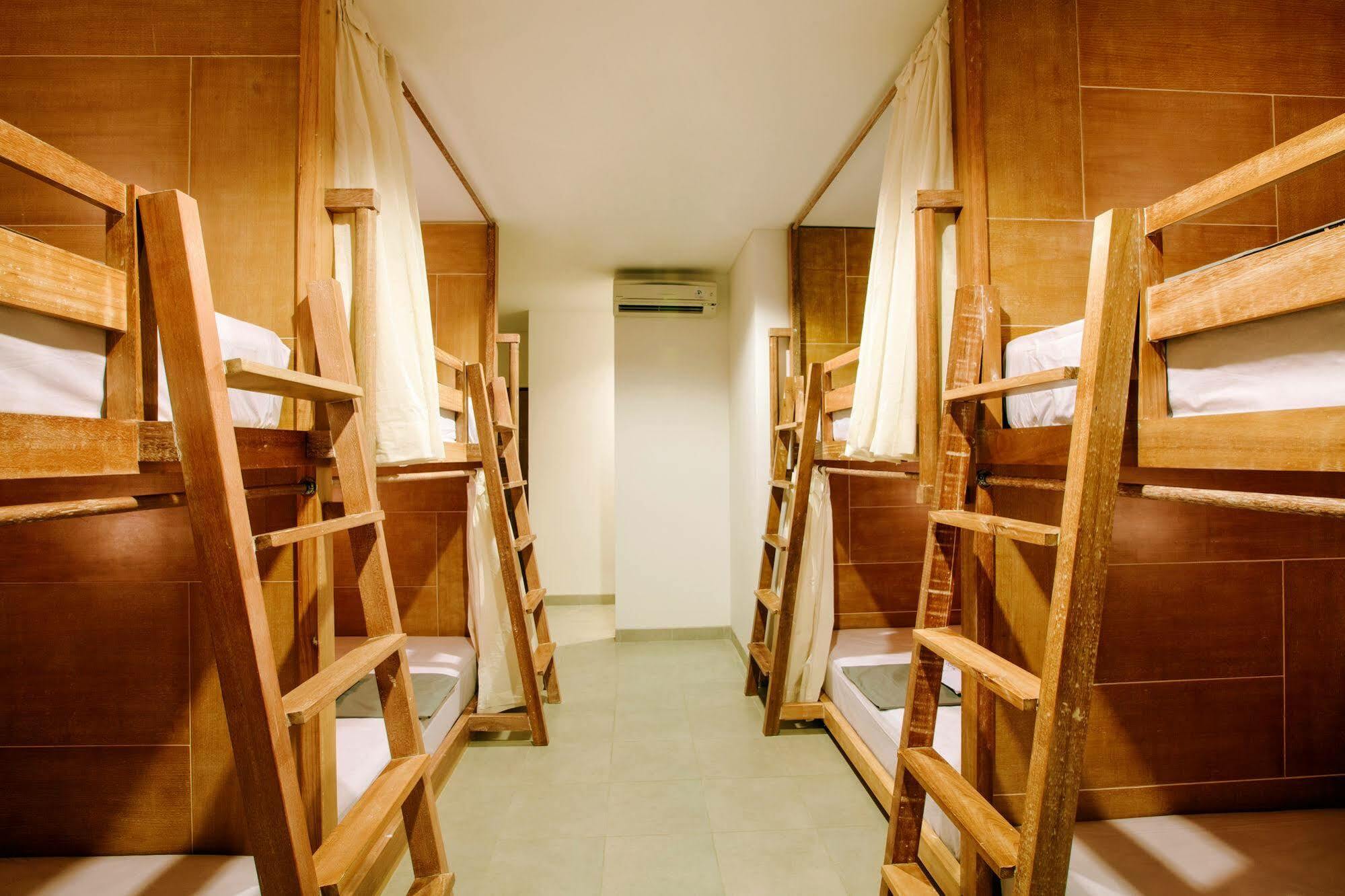 קוטה לומבוק Lokal Bali Hostel מראה חיצוני תמונה